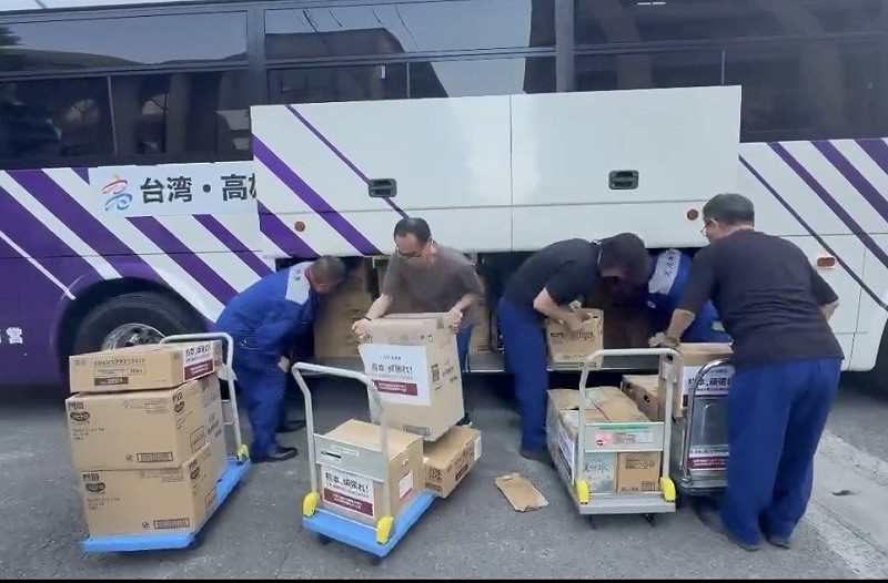 北九州市職員忙著從巴士上卸下來自高雄的救援物資。&nbsp;&nbsp;&nbsp;圖：孫家銘翻攝