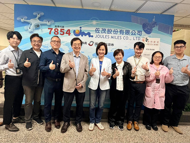 柯志恩(中)關心無人載具產業。&nbsp;&nbsp;&nbsp;圖：柯志恩競辦／提供