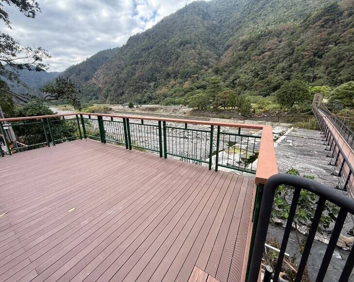 整修後的園區內新增觀景平台讓遊客能站在最佳的視野角度，安全且近距離地欣賞瀑布傾瀉而下的壯麗奇景。&nbsp;&nbsp;&nbsp;圖：南投縣政府／提供