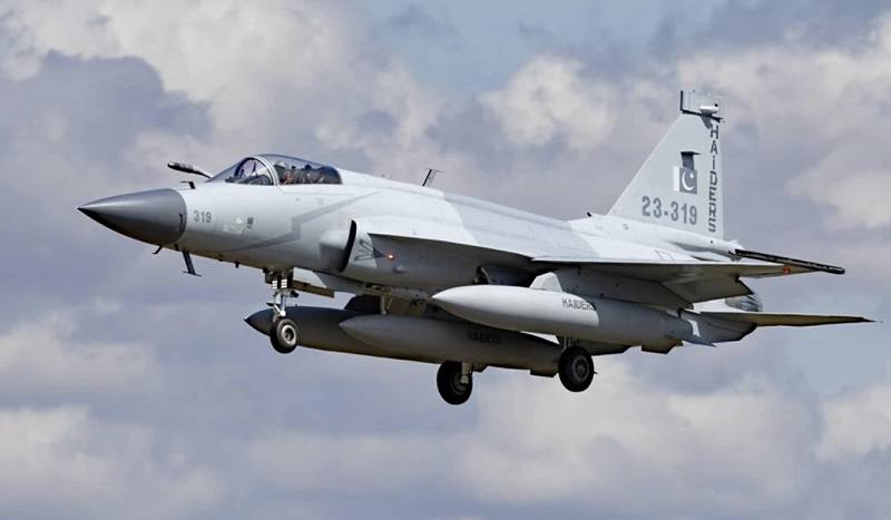 亞塞拜然採購 40 架 JF-17 Block 3 戰鬥機的合約總價約達 20 億美元，換算後平均每架戰機的專案成本約為 5000 萬美元。&nbsp;&nbsp;&nbsp;圖：翻攝自 零度Military