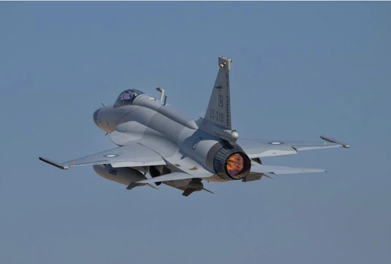 JF-17 Block 3 是「梟龍」系列目前最先進版本，相較早期型號大幅強化，包括搭載有源相控陣雷達（AESA）、改良型座艙、大型多功能顯示器、升級電子戰系統、強化資料鏈能力，以及支援更先進空對空與空對地武器。 圖：翻攝自 零度Military 