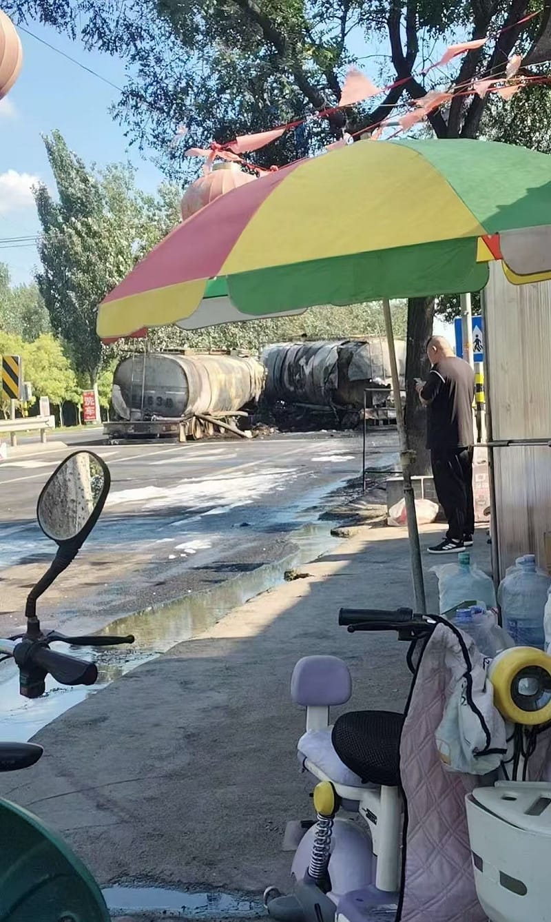 山東淄博兩輛油罐車追撞後起火燃燒，熊熊烈焰直衝天際，並波及一旁停放車輛。&nbsp;&nbsp;&nbsp;圖：翻攝自 X @LAMEKEJI