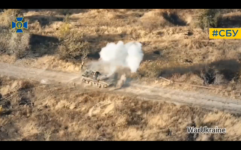 俄羅斯裝甲車遭烏軍打擊。&nbsp;&nbsp;&nbsp;圖:翻攝自影片