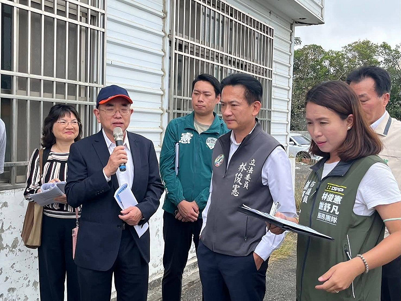 謝舒凡出身政治世家，在本屆議員選舉首度參選即順利承接其父、資深議員謝財旺的政治香火，4年來以身段柔軟、關注民生生計議題見長。尤其先前選區遭遇風災時，積極投入災後搶修與協助重建，為其累積不少選民好感度。&nbsp;&nbsp;&nbsp;圖片來源：謝舒凡臉書