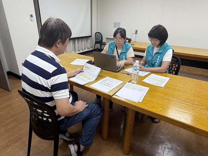 圖為嘉義縣衛生局7月31日約談源春製油廠人員。（嘉義縣衛生局提供）&nbsp;&nbsp;&nbsp;