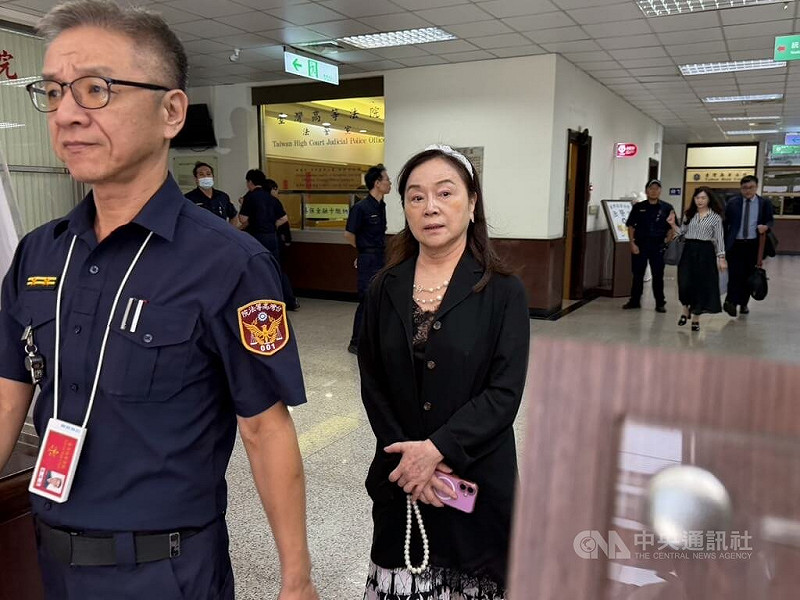 媒體人周玉蔻（中）等人涉誣指前中國小姐張淑娟為蔣孝嚴緋聞女主角案，一審判刑1年6個月。二審台灣高等法院4日開庭並辯論終結，周玉蔻庭後離開法院。中央社記者劉世怡攝　115年8月4日&nbsp;&nbsp;&nbsp;