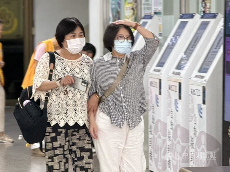 媒體人蔡玉真（右）涉誣指前中國小姐張淑娟為蔣孝嚴緋聞女主角案，一審判刑1年6月。二審台灣高等法院4日開庭並辯論終結，蔡玉真親自出庭，庭後離去。中央社記者劉世怡攝　115年8月4日&nbsp;&nbsp;&nbsp;
