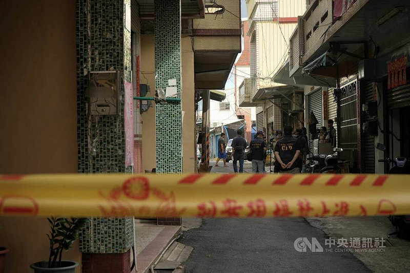 警方調查屏東縣枋寮鄉京沅鎢鈷資源公司黃姓董事長命案，4日將林姓犯嫌押解至他在枋山鄉的住處，現場並拉起封鎖線採證調查。中央社記者黃郁菁攝 115年8月4日&nbsp;&nbsp;&nbsp;