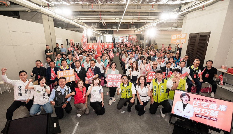 新北市長候選人、立法委員蘇巧慧4日成立「住宅產業聯合後援會」,活動會場湧入數百位來自全國的地政士、不動產仲介及租賃租服業者,眾人齊聲高喊「新時代、新市長!」、「2026新北慧贏!」,凍蒜聲不絕於耳,場面相當熱烈。 圖:蘇巧慧競選辦公室提供 新北市長候選人、立法委員蘇巧慧4日成立「住宅產業聯合後援會」,活動會場湧入數百位來自全國的地政士、不動產仲介及租賃租服業者,眾人齊聲高喊「新時代、新市長!」、「2026新北慧贏!」,凍蒜聲不絕於耳,場面相當熱烈。 圖:蘇巧慧競選辦公室提供