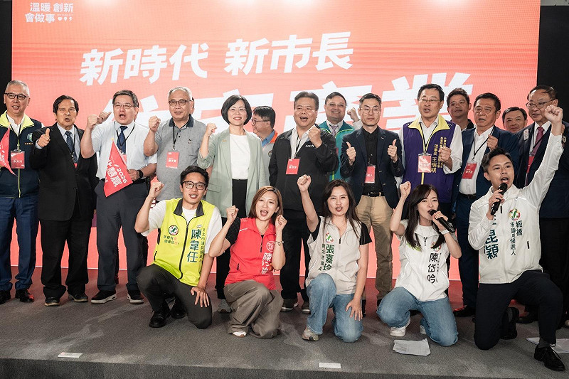 立法委員吳秉叡、張宏陸，前立法委員羅致政，新北市議員戴瑋姍、陳乃瑜、張維倩、翁震州、張嘉玲，以及新北市議員候選人李昆穎、陳岱吟、張志豪、陳韋任、陳俊諺，新北市議員山田摩衣團隊也一同出席後援會。&nbsp;&nbsp;&nbsp;圖：蘇巧慧競選辦公室提供