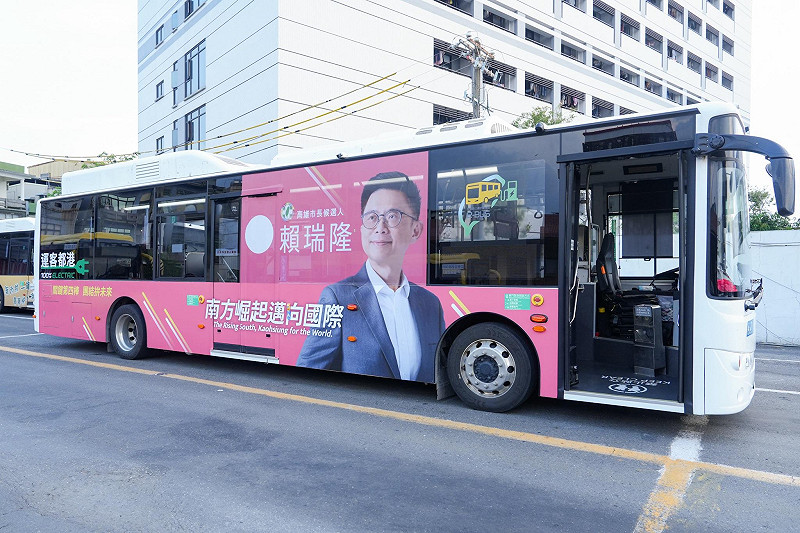 賴瑞隆市政願景公車廣告以「南方崛起 邁向國際」為主視覺，穿梭全市大街小巷。&nbsp;&nbsp;&nbsp;圖：賴瑞隆辦公室／提供