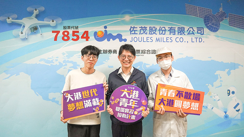 林楷軒(中)拜訪佐茂股份有限公司，訪視參與「大港青年職場實習及接軌計畫」的青年許皓翔(左)及蔡孟哲(右)，並鼓勵兩人把握實習機會累積職場實戰力。&nbsp;&nbsp;&nbsp;圖：高雄市青年局／提供