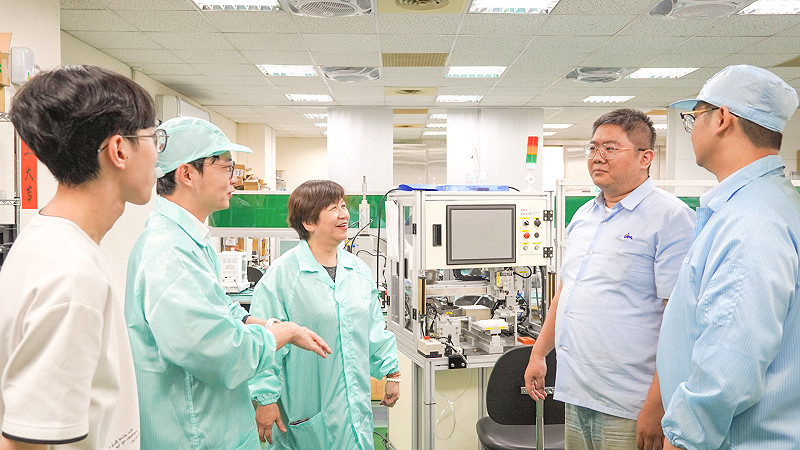 佐茂董事長葉秋枝(中)、管理部經理吳冠邦(右一)與工程部副課長錢志昀(右二)陪同青年局長林楷軒(左二)參訪企業產線，介紹產品應用、生產流程及人才培育成果。&nbsp;&nbsp;&nbsp;圖：高雄市青年局／提供