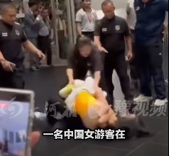  中國女性遊客之前也曾在泰國機場鬧事被保全當場重摔在地。 圖 : 影片截圖 