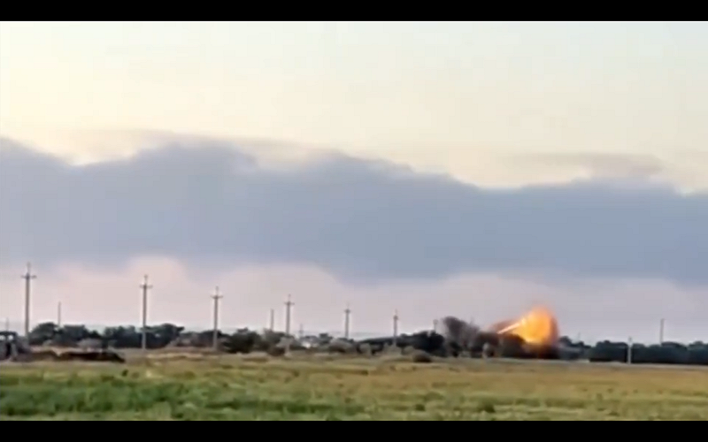 一段由俄軍在克里米亞刻赤（Kerch）附近拍攝的影片顯示，一架 FP-2 攻擊型無人機對俄軍一處 S-400 防空飛彈陣地發動攻擊。 圖:翻攝自影片