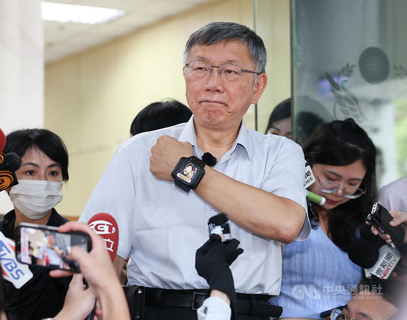前台北市長柯文哲涉京華城案等，一審判刑17年。科技設備監控5日起從電子腳鐶改為電子手鐶，柯文哲（前中）上午到仁愛路派出所更換科技設備監控後受訪，並展示電子手鐶。中央社記者謝佳璋攝　115年8月5日&nbsp;&nbsp;&nbsp;
