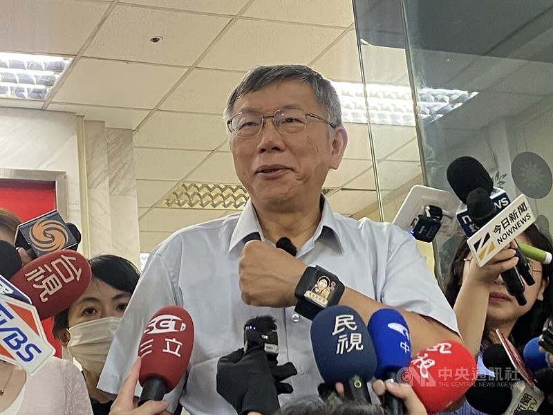 前台北市長柯文哲（中）5日到台北市警察局中正第一分局仁愛路派出所將電子腳鐶更換為電子手鐶，柯文哲表示，之前裝電子腳鐐常常會踢到腳。中央社記者黃麗芸攝　115年8月5日&nbsp;&nbsp;&nbsp;
