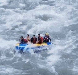  中國暑假流行漂流活動消暑。 圖 : 翻攝自觀察者網 