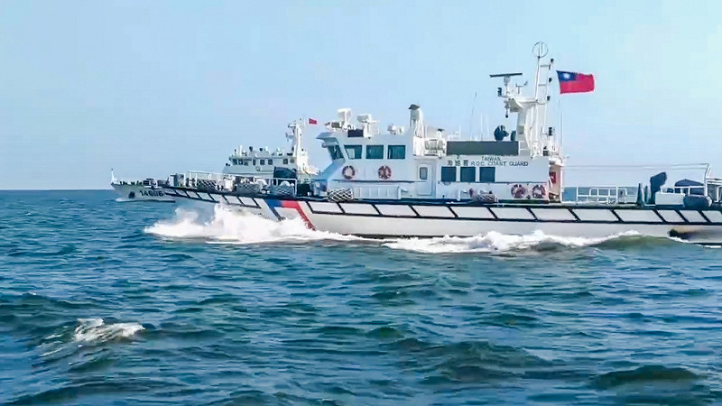 海巡署通報，5日下午中國海警4船編隊再度靠近並航入金門限制水域，巡防艇「一對一」併航監控、驅離。&nbsp;&nbsp;&nbsp;圖：海巡署提供