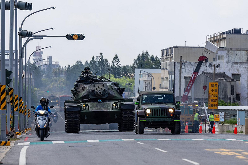 戰車實施戰術機動。&nbsp;&nbsp;&nbsp;圖：軍聞社提供/軍聞社記者蔡枋澐攝