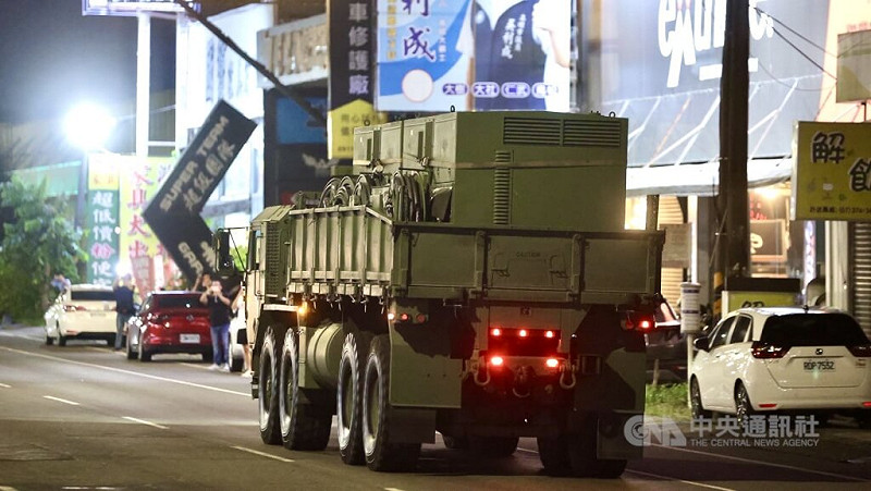 漢光42號演習5日起一連實施10天9夜，首日晚間空軍防空部隊機動部署演訓啟動，包含愛國者飛彈車與相關搶修、設備車共10多輛現蹤高雄仁武區鳳仁路。中央社記者董俊志攝　115年8月5日&nbsp;&nbsp;&nbsp;圖：中央社提供