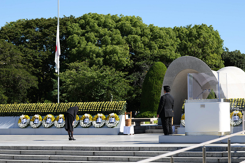 日本首相高市早苗向廣島原爆罹難者鞠躬致意。&nbsp;&nbsp;&nbsp;圖：翻攝@PressSec_JP Ｘ