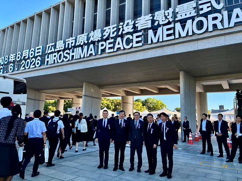 我國駐日大使李逸洋也出席廣島原爆和平紀念儀式，並與駐大阪辦事處處長范振國等5人組成台灣代表團。 圖：翻攝自李逸洋臉書 