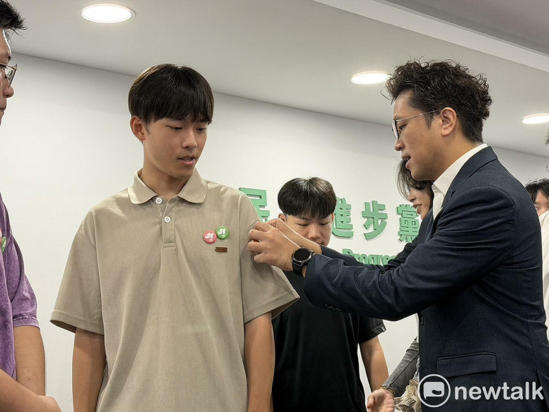  沈伯洋為國務青貼上「巡洋監兵」貼紙。 圖：高逸帆／攝 