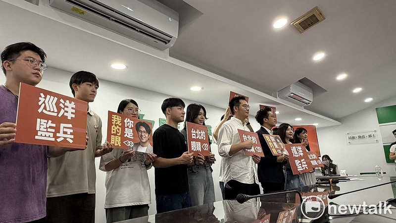  沈伯洋啟動「巡洋監兵」計畫，現場一起高喊「加入巡洋監兵，成為台北的眼睛」。 圖：高逸帆／攝 