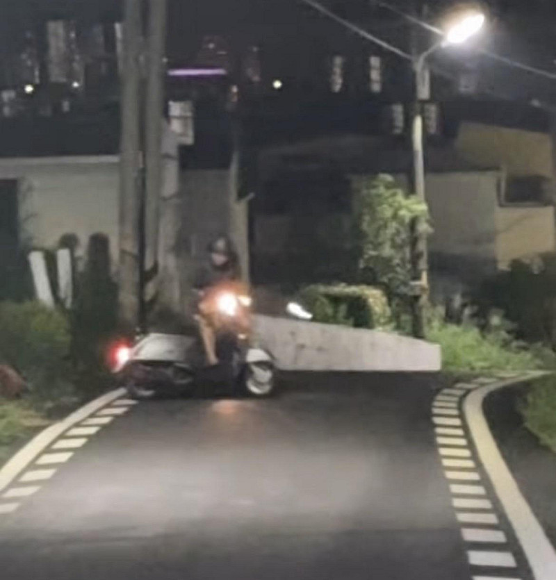 騎士在與比自己體型巨大的水鹿相撞時用盡全身力氣穩住車輛，展現驚人平衡感。&nbsp;&nbsp;&nbsp;圖：翻攝自Threads@lacuo_btttt