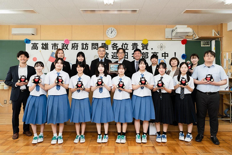 李懷仁率團至田名部高校參訪交流，與學校師生合影。&nbsp;&nbsp;&nbsp;圖：高雄市教育局／提供