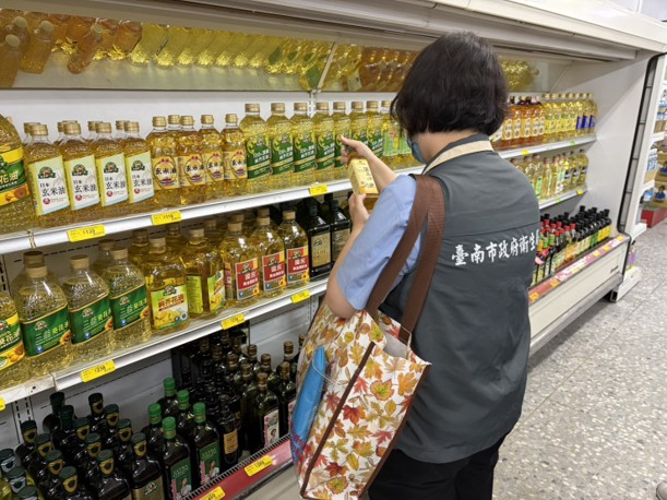 針對近日有人刻意將中聯油脂事件責任導向台南市政府，甚至曲解食安相關法規。台南市政府今日表示，食品安全攸關全民健康，有心人士以政治立場來掩蓋事實，不足為憑。&nbsp;&nbsp;&nbsp;圖：台南市政府提供