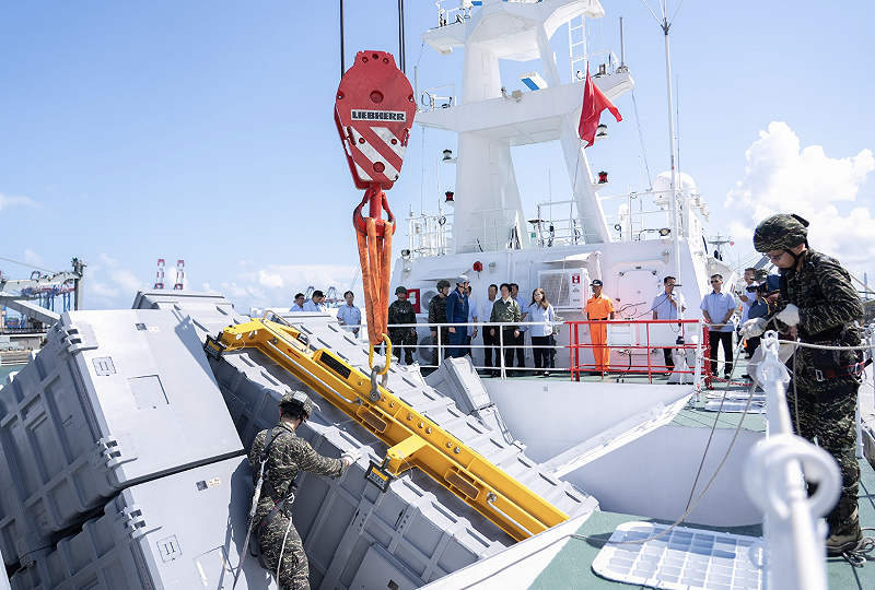 賴清德登上八里艦。 圖：總統府提供 