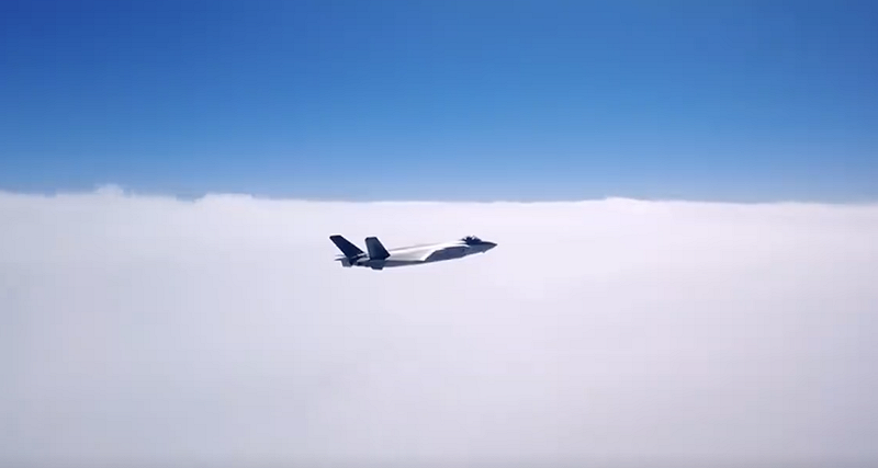 中國官媒央視軍事紀錄片《致勝》第四集《空天礪劍》近日曝光一場解放軍空中對抗演練細節,罕見公開空警-500 預警機在演訓中遭對手突破防線的案例。 圖:翻攝自 矚望雲霄