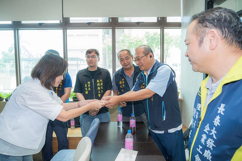 柯志恩(左一)會晤高雄各石化廠工會及廠方代表。&nbsp;&nbsp;&nbsp;圖：柯志恩競辦／提供