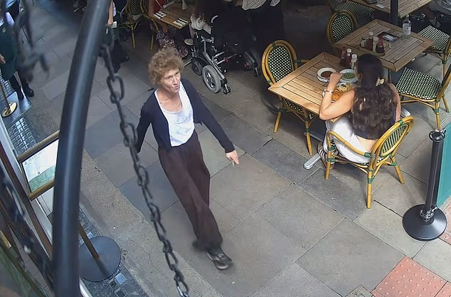 倫敦知名觀光區科芬園（Covent Garden）驚傳持刀傷人事件。倫敦警方表示，一名 47 歲女子涉嫌持攻擊性武器並刺傷 4 名男子，已遭警方逮捕。初步調查認為，事件可能與涉案女子的精神健康狀況有關。&nbsp;&nbsp;&nbsp;圖:翻攝自X帳號@NewsNew97351204