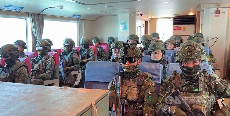 國軍漢光42號演習6日上午逾百名全副武裝國軍搭客輪馳援綠島、蘭嶼，架設火炮、構築工事演練抵禦共軍奪島。&nbsp;&nbsp;&nbsp;中央社