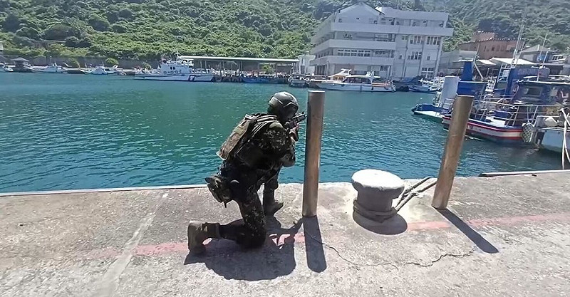 國軍漢光演習6日上午逾百名國軍搭客輪馳援綠島、蘭嶼，登島後立即進入戰術位置實施戰訓演練，構築防禦工事，操作無人機實施戰術偵查演練，阻止共軍奪島。（綠島民眾提供）中央社記者盧太城傳真 115年8月6日&nbsp;&nbsp;&nbsp;