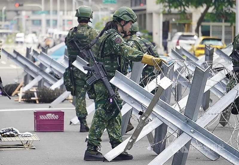 國軍漢光42號實兵演習6日在高雄小港機場實施道路阻絕設置演練，由工兵架設障礙設施，展現部隊快速構築障礙的作業能力。中央社記者董俊志攝　115年8月6日&nbsp;&nbsp;&nbsp;