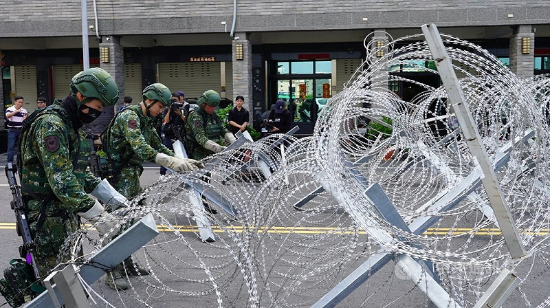 國軍漢光42號實兵演習，第四作戰區6日在高雄小港機場實施道路阻絕設置演練，由工兵架設障礙設施，模擬戰時重要交通節點防衛。中央社記者董俊志攝　115年8月6日&nbsp;&nbsp;&nbsp;