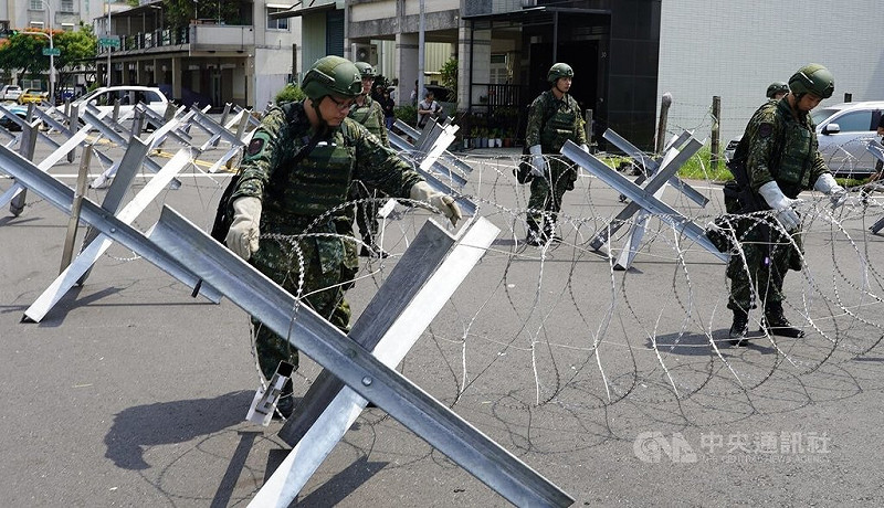 國軍漢光42號實兵演習6日在高雄小港機場實施道路阻絕設置演練，共投入60多名工兵部隊設置障礙設施，其中更包含30多名8月初教召的召員，盼能透過實兵演習，強化召員本職學能。中央社記者董俊志攝　115年8月6日&nbsp;&nbsp;&nbsp;