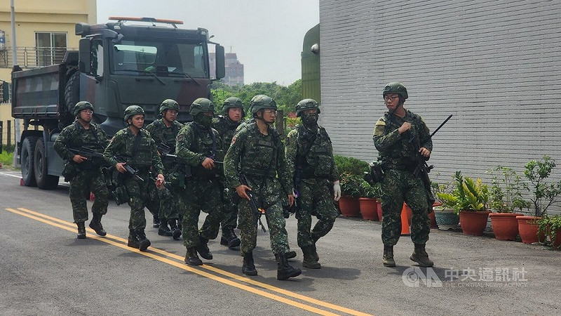 國軍漢光42號實兵演習實施，第四作戰區6日在高雄小港機場實施道路阻絕設置演練，此次也有30多名教召召員投入，盼能透過實兵演習，強化召員本職學能。中央社記者洪學廣攝　115年8月6日&nbsp;&nbsp;&nbsp;