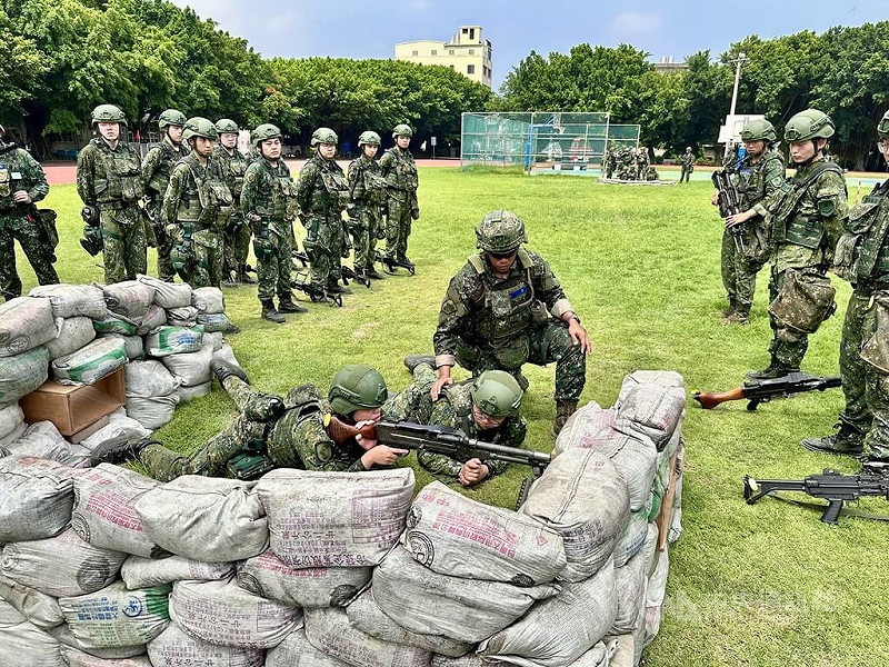 國軍漢光42號實兵演習，第五作戰區於彰化縣實施臨戰訓練，模擬機槍陣地、砲陣地等，強化後備部隊阻絕及作戰能力。中央社記者鄭維真攝 115年8月6日&nbsp;&nbsp;&nbsp;