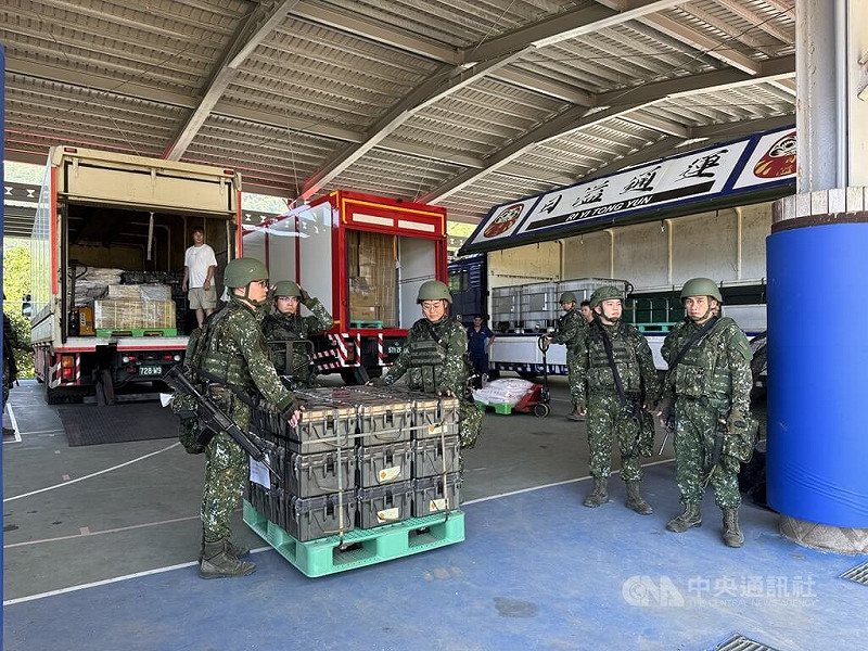 漢光42號演習，陸軍第二地區支援指揮部6日執行「物資分散囤儲」課目，徵調6輛民間鷗翼式貨車，運送軍糧、油料及彈藥，循指定路線前推至部隊整補位置。&nbsp;&nbsp;&nbsp;中央社