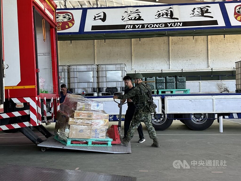 漢光42號演習，陸軍第二地區支援指揮部6日執行「物資分散囤儲」課目，採軍、民車分批偽冒方式運抵前線。&nbsp;&nbsp;&nbsp;中央社