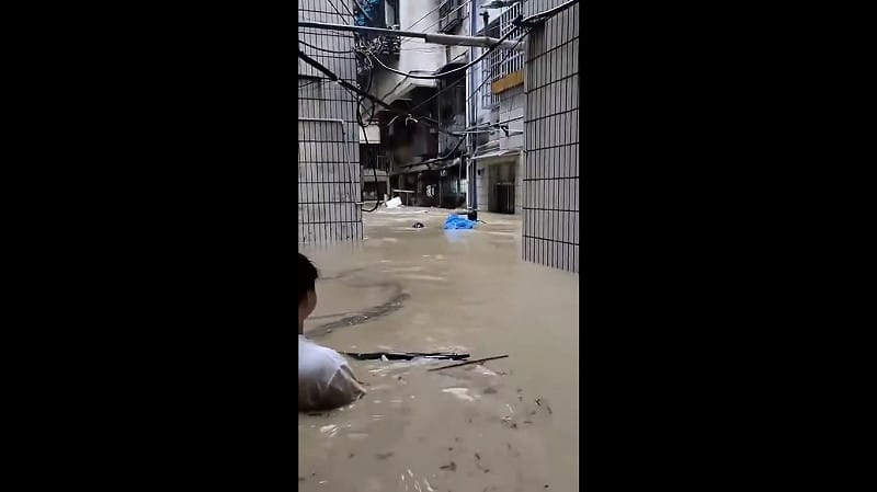 中國各地近期接連傳出洪水災情,湖南省張家界市因嚴重內澇導致市內多地被積水淹沒,居民被迫泡在水中。 圖:擷取自 @whyyoutouzhele X 分享影片 中國各地近期接連傳出洪水災情,湖南省張家界市因嚴重內澇導致市內多地被積水淹沒,居民被迫泡在水中。 圖:擷取自 @whyyoutouzhele X 分享影片