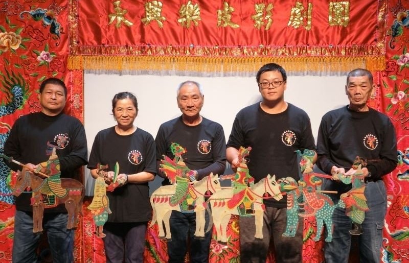 走訪永興樂皮影戲團近距離欣賞精緻工藝與表演文化。&nbsp;&nbsp;&nbsp;圖：高雄市觀光局／提供