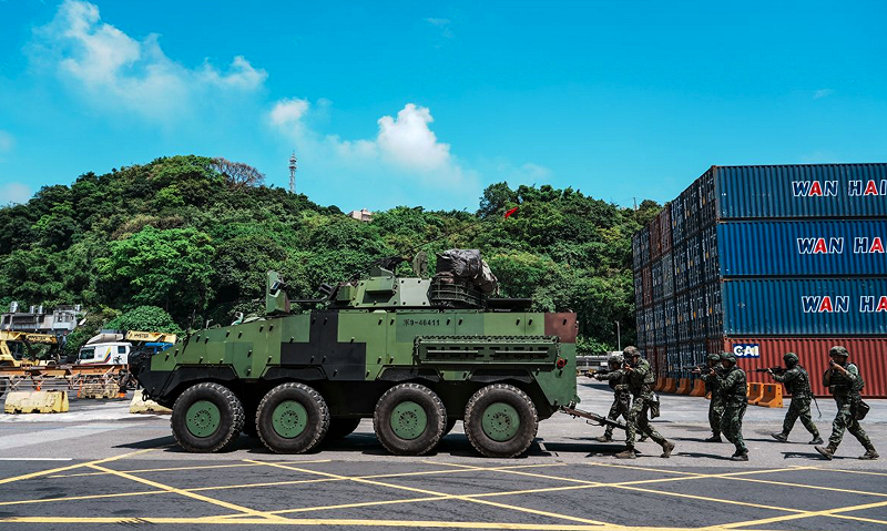  第3作戰區官兵運用CM32裝步指揮車掩護，持續執行警戒及目標搜索，驗證戰場應變及協同作戰能力。 圖：翻攝自青年日報/謝承宏攝 