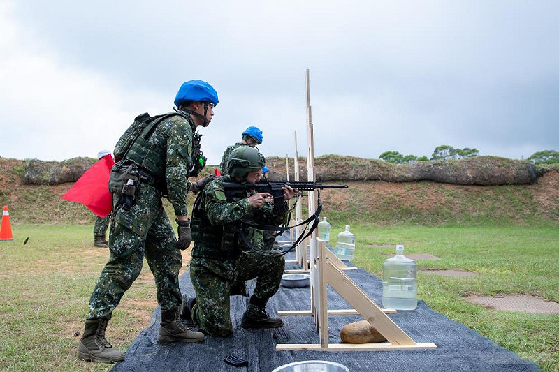  教召員結合戰術射擊障礙板，迅速轉換立姿、跪姿及臥姿射擊。 圖：翻攝自軍聞社/王進福攝 
