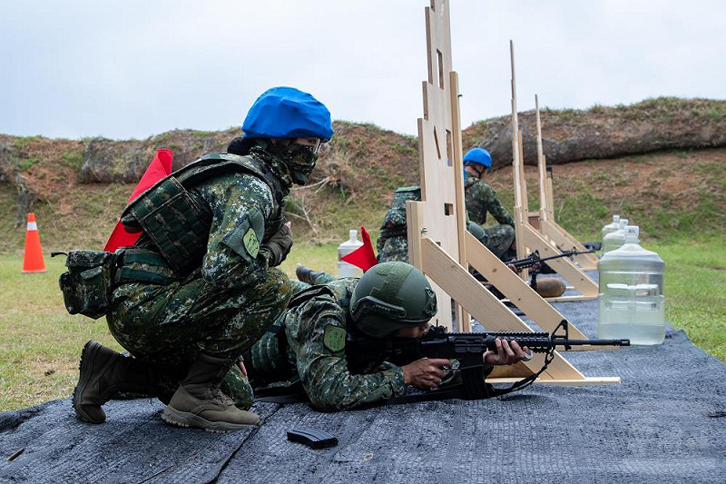  第3作戰區教召部隊6日實施M4A1步槍實彈射擊訓練。 圖：翻攝自軍聞社/王進福攝 